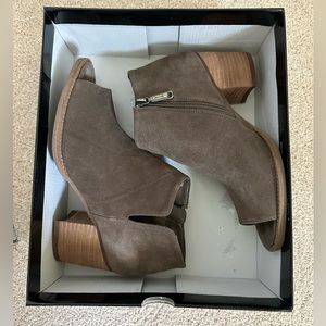 Blondo Nappa Dark Taupe Suede Waterproof Booties Size 8